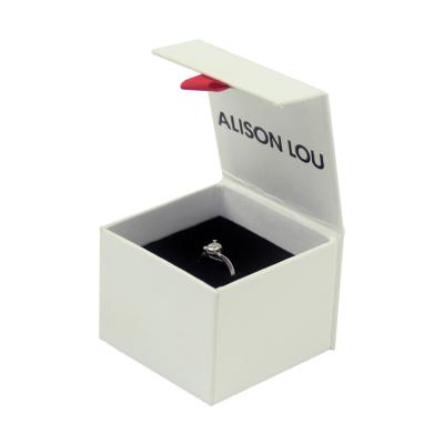 China Recyclable White Gift Box For Ring With Red Tag Artistic Ambient Protected for sale