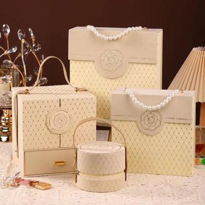 China Modern Luxury Candy Gift Wedding Favor Magnetic Boxes Packaging Luxury With Pearl Chocolate Handle Customized Boxes for sale