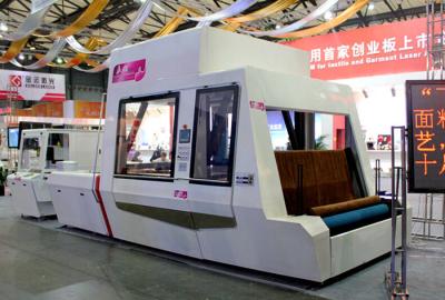 China Máquina bobina a bobina de voo do sistema da gravura do laser de matéria têxtil com auto alimentador à venda