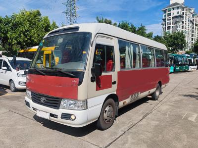 China 23 zitplaatsen Toyota Coaster tweedehands toerbus met handgeschakelde versnellingsbak Te koop