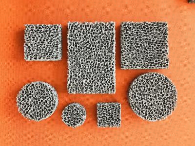 China Hoge porositeit spons keramisch schuimfilter SIC aluminium materiaal Drie-dimensionale verbonden maasstructuur Te koop