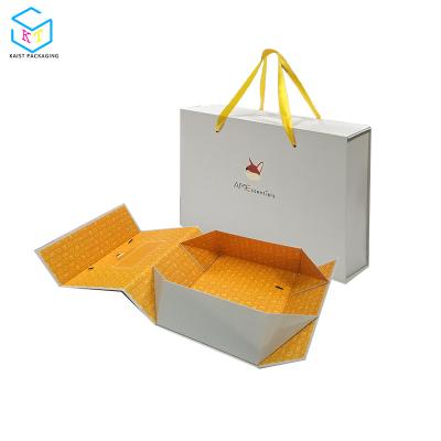 China Recyclable Custom Fold Magnetic Packaging Gift Boxes For Clothes With Handle for sale