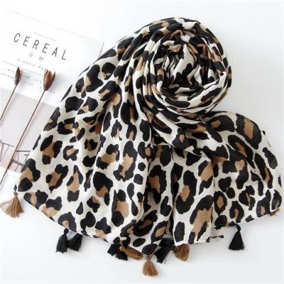 China 2021 Fashion cottom cottom 2021 fashion women Digital leopard print muslim shawl polyester squishy cotton scarf for women for sale