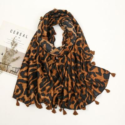 China 2021 Fashion cottom cottom 2021 fashion women Digital leopard print muslim shawl polyester squishy cotton scarf for women for sale