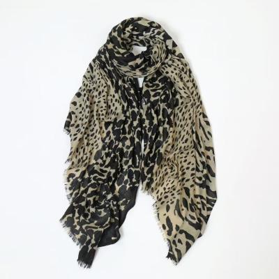 China 2021 ladies cotton squishy print new design tassel shawl elegant soft grain leopard muslim cotton squishy scarf for sale