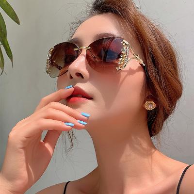 China Fashion Rhinestone Sunglasses UV Proof Sunscreen Fashion Sunglasses 2022 High Quality Glass Fashion Ladies Sun Glasses for sale