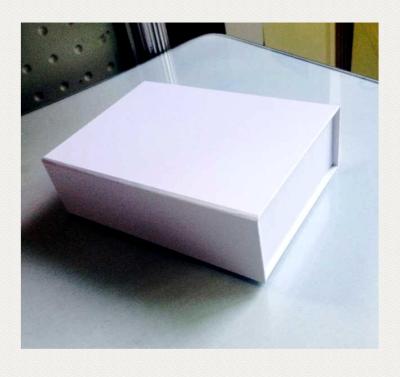 China Recyclable Custom Design Logo Packing Gift Paper Box UV Printing for sale