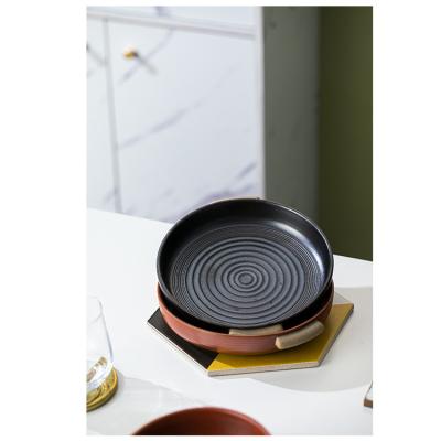 China Most Favorable Circle Sustainable Line Baking Stoneware Plate Stoneware Dish Stoneware Black Baking Dinnerware Dishes Hand Held Dish for sale