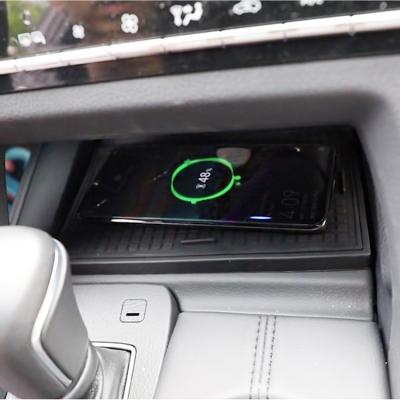 China Mobile phone for 2019-2020 Toyota Avalon wireless charger Qi charger special vehicle wireless mobile cell phone wireless charger for sale