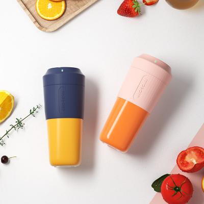 China Mini Battery Portable Blender Personal Juicer Filter Machine Outdoor Hot Sale Kitchen Food Squeezer Machine Fruit Juicer for sale