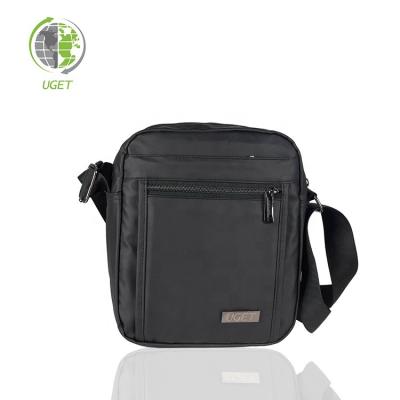 China Free Sample Water Proof Leather 2020 Bags Low Volume Order OEM Waterproof Chest Bag For Men Sling With USB Charging for sale