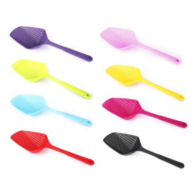 China Multifunctional Heat Resistant Noodle Pasta Scoop Viable Blow Long Handles Plastic Shovel Kitchen Colander for sale