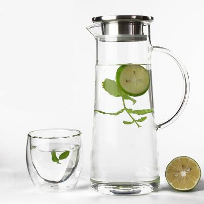 China Sustainable Heat Resistant Water Carafe Borosilicate Glass Pitcher With Stainless Steel Flow Lid for sale