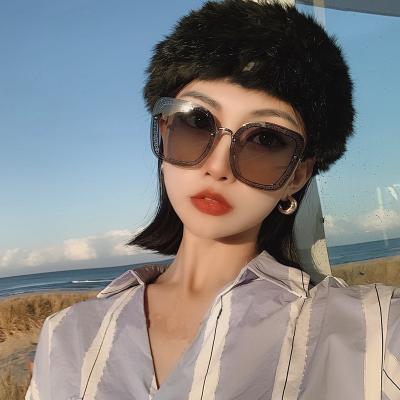 China Luxury Letter Sunglasses Women Vintage Shade Sunglasses Fashion Oversized Square Frame Sunglasses for sale