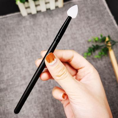 China Heart Shaped Smudge Brush Reach New Silicone Eyeshadow Brush Smudge Glitter Makeup Brush Tool for sale