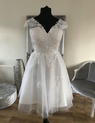 China Cap Tea Length Sleeve Wedding Dresses Anti-Static Backless A Line Lace Appliqued Bridal Gowns for sale