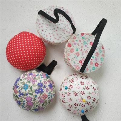 China Hand Knitting Hand Knitting Country Flower Needle Insert Cushion with Wrist Strap DIY Pin Sewing Cushion Elastic for sale