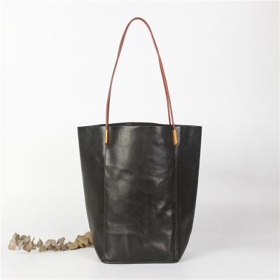 China Fashion Top Layer Cowhide Leather Ladies Clips Vegetable Tanned Bucket Leather Bag Large Capacity Handbag for sale