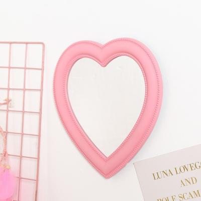 China Personalized Simple Portable Princess European Style Makeup Mirror Desktop Vanity Heart Shape Heart Shape Mirror for sale