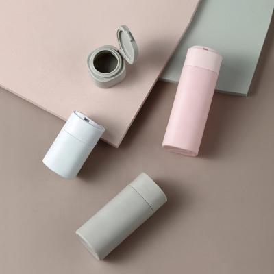 Cina Bottiglia cosmetica di ricarica da viaggio in HDPE di dimensioni quadrate con tappo spremuto in plastica fantasia morbida al tocco per gel disinfettante per le mani in vendita