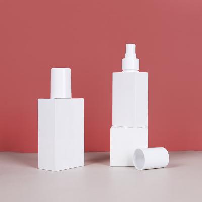 Cina Cosmetici quadrati Toner viso liquido di alta qualità 100 ml Bottiglia di spray PETG 200 ml in vendita