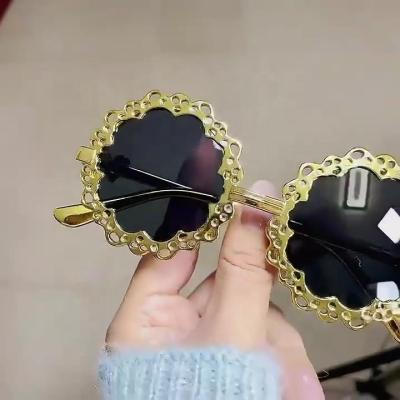 China 2022 new arrival women sunglasses PC 1129 sunglass sunglass gold metal sunflower spring cavity edge glass chain sunglasses for sale