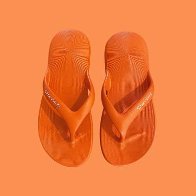 China Cushioning flip flops, sandals on the beach outside with your feet, leisure and fashionable holiday sandals and slippers 2021 new for sale