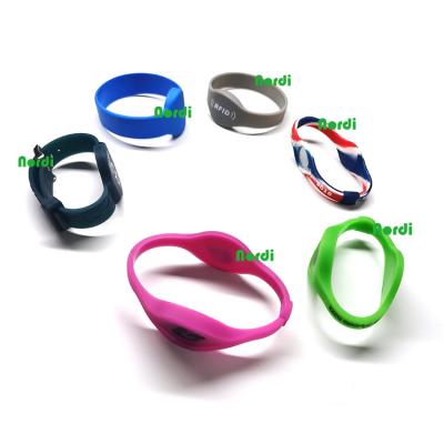 China Easy To Wear And View OEM Custom Logo RIFD NFC Silicone Wristband Tags Adjustable Waterproof Silicone Wristband for sale