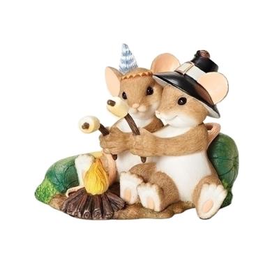 China Cute Europe Polyresin Figurine Couple Mouse Picnic Topic Figurine for sale