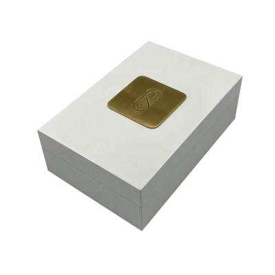 China Handmade Piano White Lacquer Finish Luxury Wooden Perfume Box With Bottle for sale