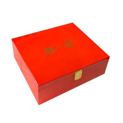 China Handmade Red Lacquer Finish Luxury Piano Trophy Gift Packaging Wooden Box for sale