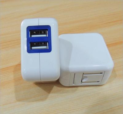 China 5v 2a 2 move USB que o carregador branco 2,0 carrega rapidamente o carregador de dobramento do telefone móvel do pé à venda