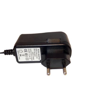 China Adaptador universal negro del cargador de la pared del cargador del poder de la fuente de alimentación 13.8V 1a en venta