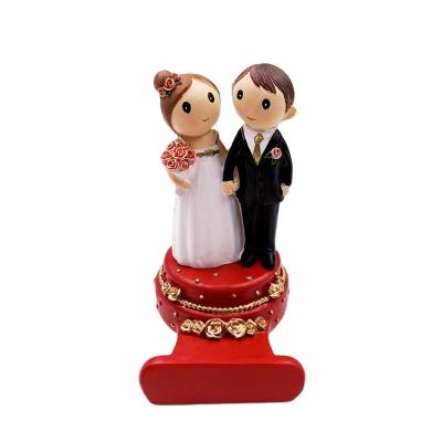 China Cute Europe Resin Couples Lovers Figurine Cell Phone Holder For Office Home Decor Wedding Creative Homecoming Gifts for sale