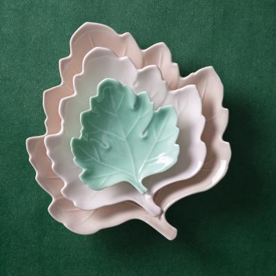 China Sustainable Elegant Tabletop Dessert Container Leaf Shape Ceramic Dish For Restaurant for sale