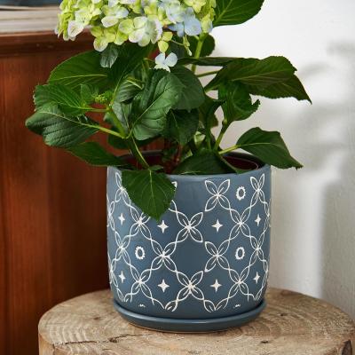 China Minimalist macetas jardineras dusty blue frosted quatrefoil adorn y cut ceramic planters for indoor plants for sale