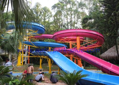 China Het aangepaste van de het Waterdia van het Glasvezelstaal Open Spiraalvormige Blauwe Roze voor Aqua-Park Te koop