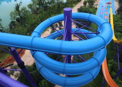 China Diapositiva espiral cerrada azul del tubo del vidrio de fibra en un tobogán acuático del parque de atracciones en venta