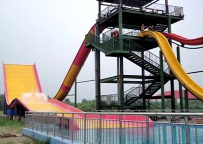 China Toboganes acuáticos adultos en un tobogán acuático del parque de atracciones con la balsa de 2 personas en venta