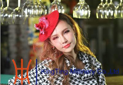 Cina Il rosso delle signore fiorisce Fascinators con rete nera su superficie per la chiesa/le nozze in vendita