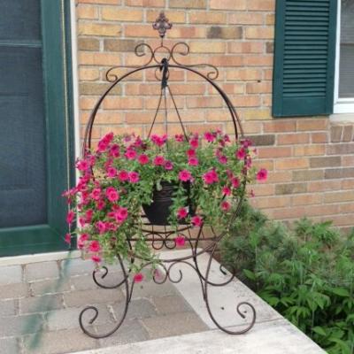 China Durable Garden Material Indoor Outdoor Metal Buries Flower Potted Plant Stand Display Rack for sale