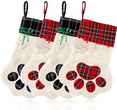 China Large Capacity Personalized Large Dogs Paw Hanging Christmas Decorations Stocking Plaid Cat Dog Pets Stockings Christmas for sale