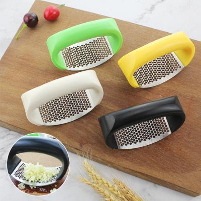 China Durable Tools Manual Garlic Press Cut Garlic Pureed Kitchen Tools for sale