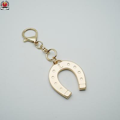 China Nickel free metal wholesale custom logo enamel supplier china letter U key chain for handbag hanger tag for sale