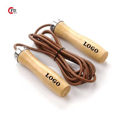 中国 FDFIT Environmental High Quality Durable Real Cowhide Handle Solid Wood Rope Jumping With Metal Bearing Jump Rope 販売のため