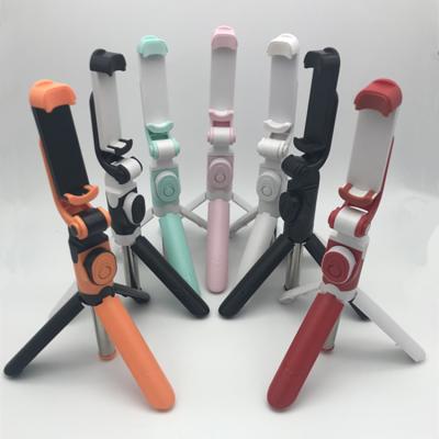 China Newest Mobile Phone Tripod Selfie Stick Portable Flexible Selfie Stick XT09 Bracket Type Wireless Selfie Stick Tripod for sale