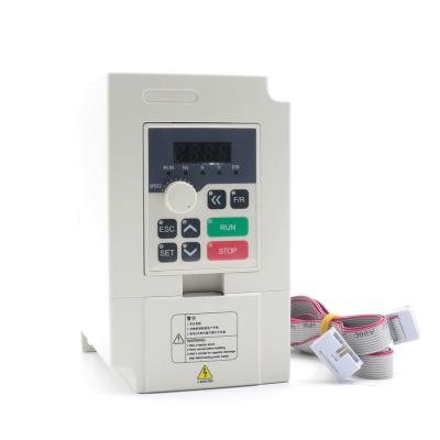 China Vector Frequency Drive 1.5KW 2.2kw 220V Control 0-1000Hz Variable Motor Speed ​​Inverter VFD 137*90*77mm for sale