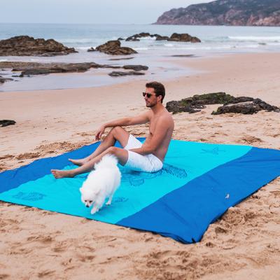 China Custom Outdoor Waterproof Camping Mat Sand Free Beach Blanket Phone & Picnic Blanket Keys Full Pocket for sale