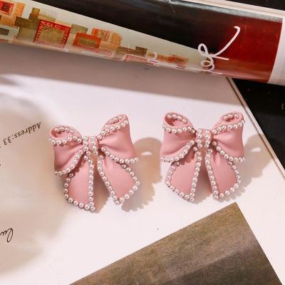 China 2021 female pearl statement earrings lady girl temperament casual/sports bow earrings for sale