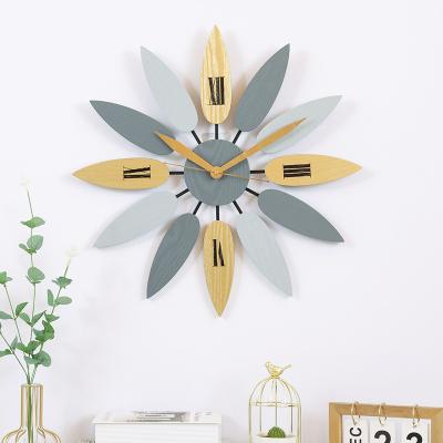 China BRIEF border e-commerce leaf art wall clock light living room wall clock Nordic luxury wooden bedroom simple creative clock for sale